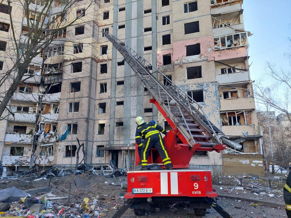 Осколки снаряда попали в киевскую многоэтажку