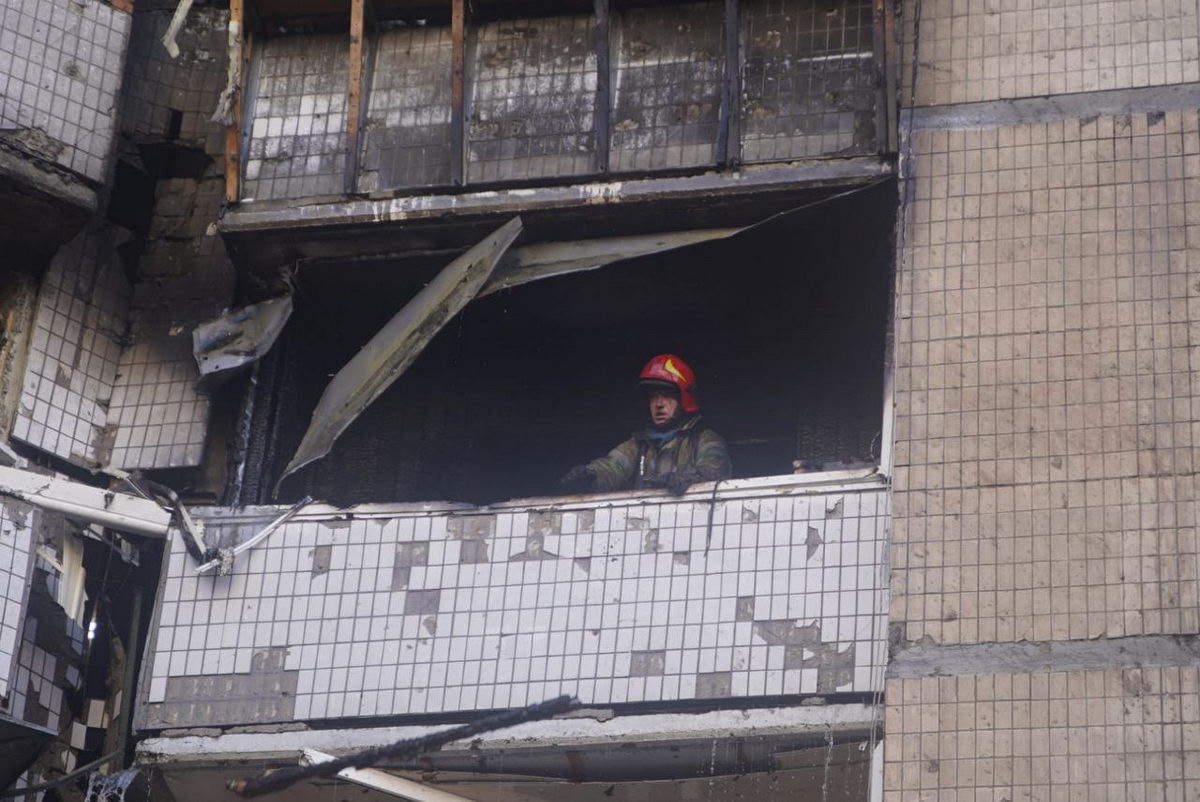 Осколки снаряда попали в киевскую многоэтажку