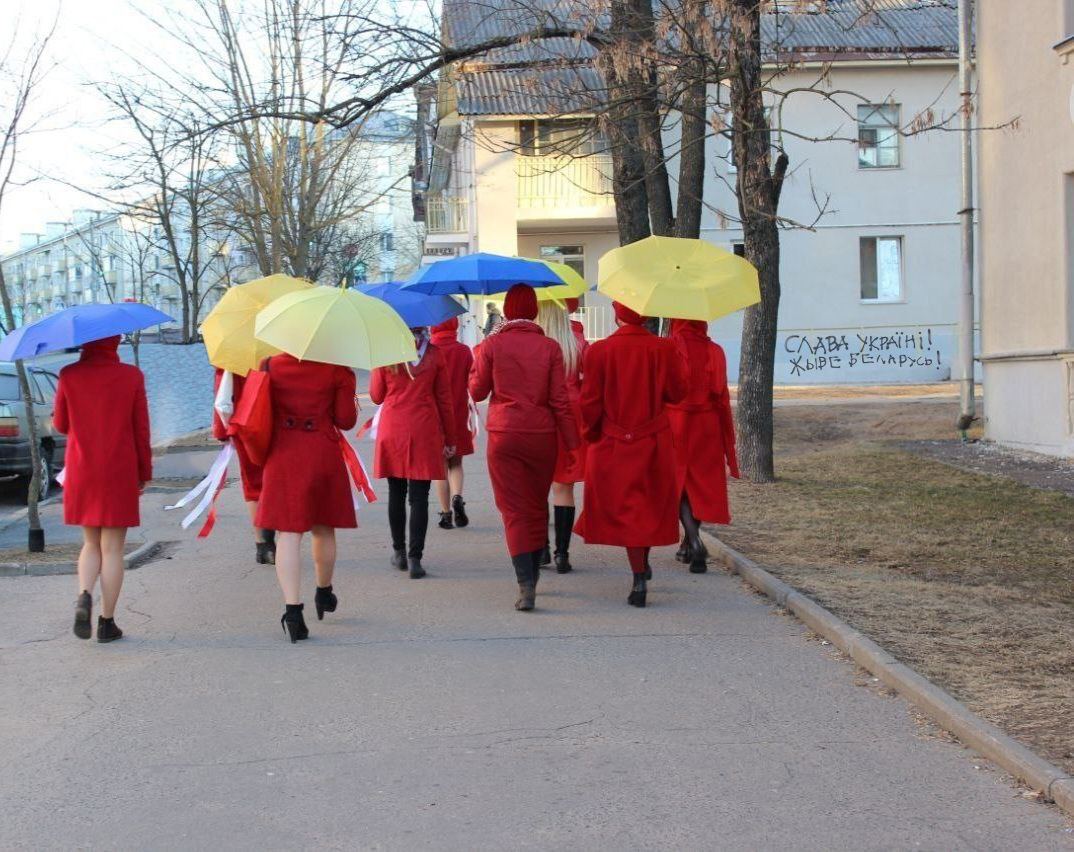 Минчанки с желто-голубыми зонтами провели акцию на День Воли