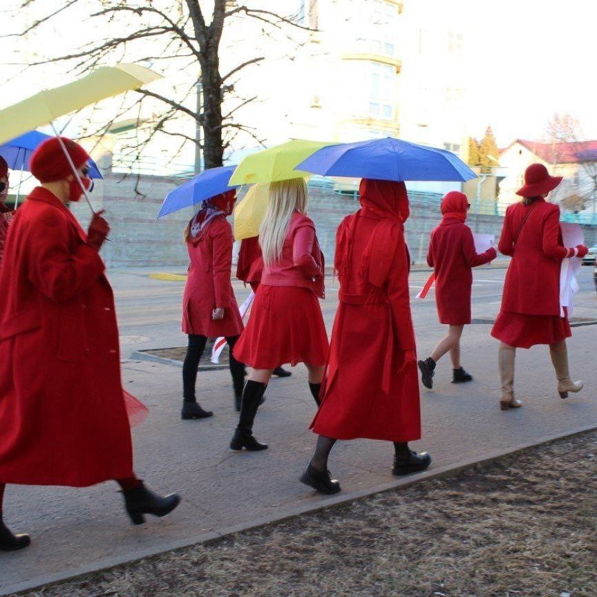 Минчанки с желто-голубыми зонтами провели акцию на День Воли