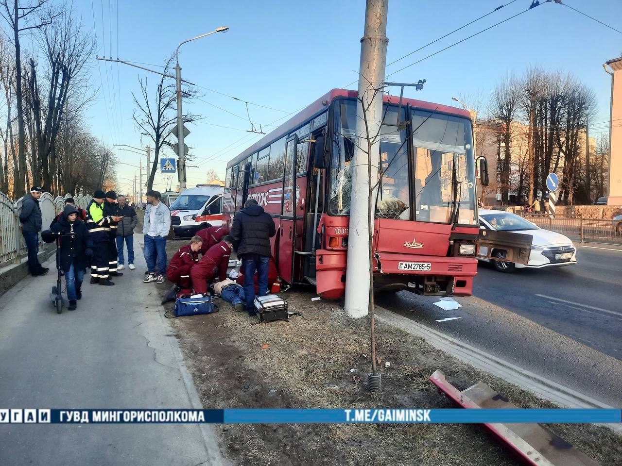 Автобус врезался в столб на Орловской в Минске