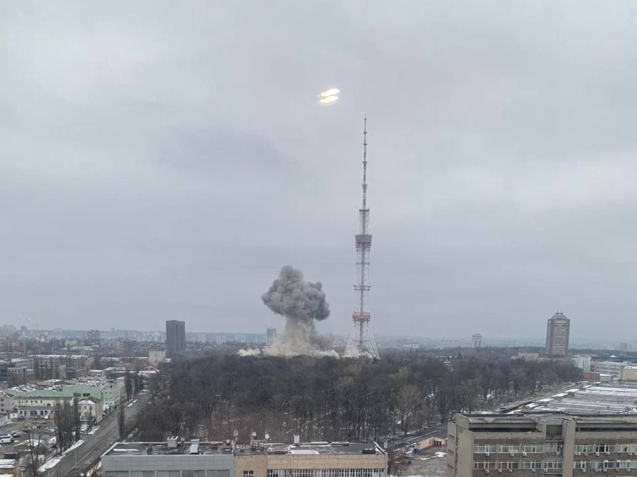 Возле телевышки в Киеве произошел взрыв