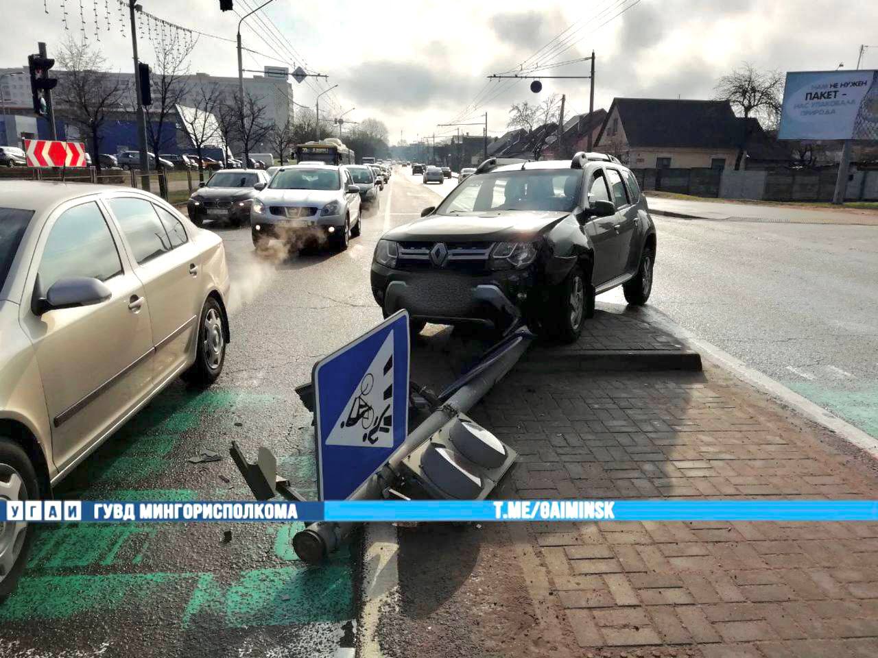 На улице Бумажкова в Минске водитель Renault протаранил светофор