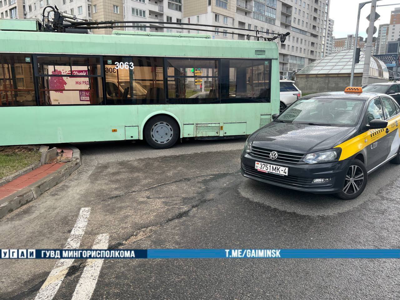 Троллейбус в Минске оказался на газоне из-за маневра легковушки
