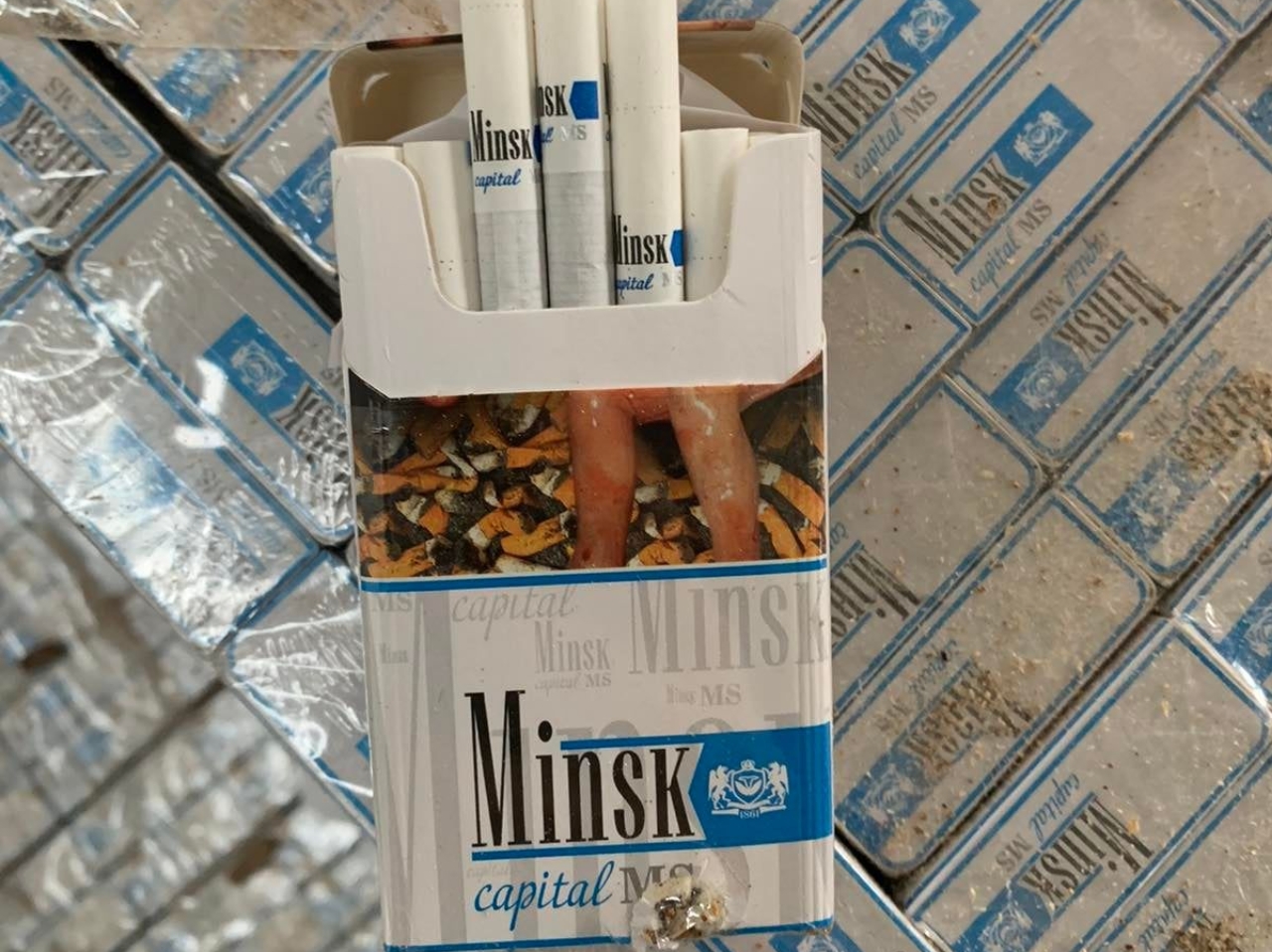 Беларусские сигареты на 700 тыс. евро нашли в вагонах с пеллетами в Литве