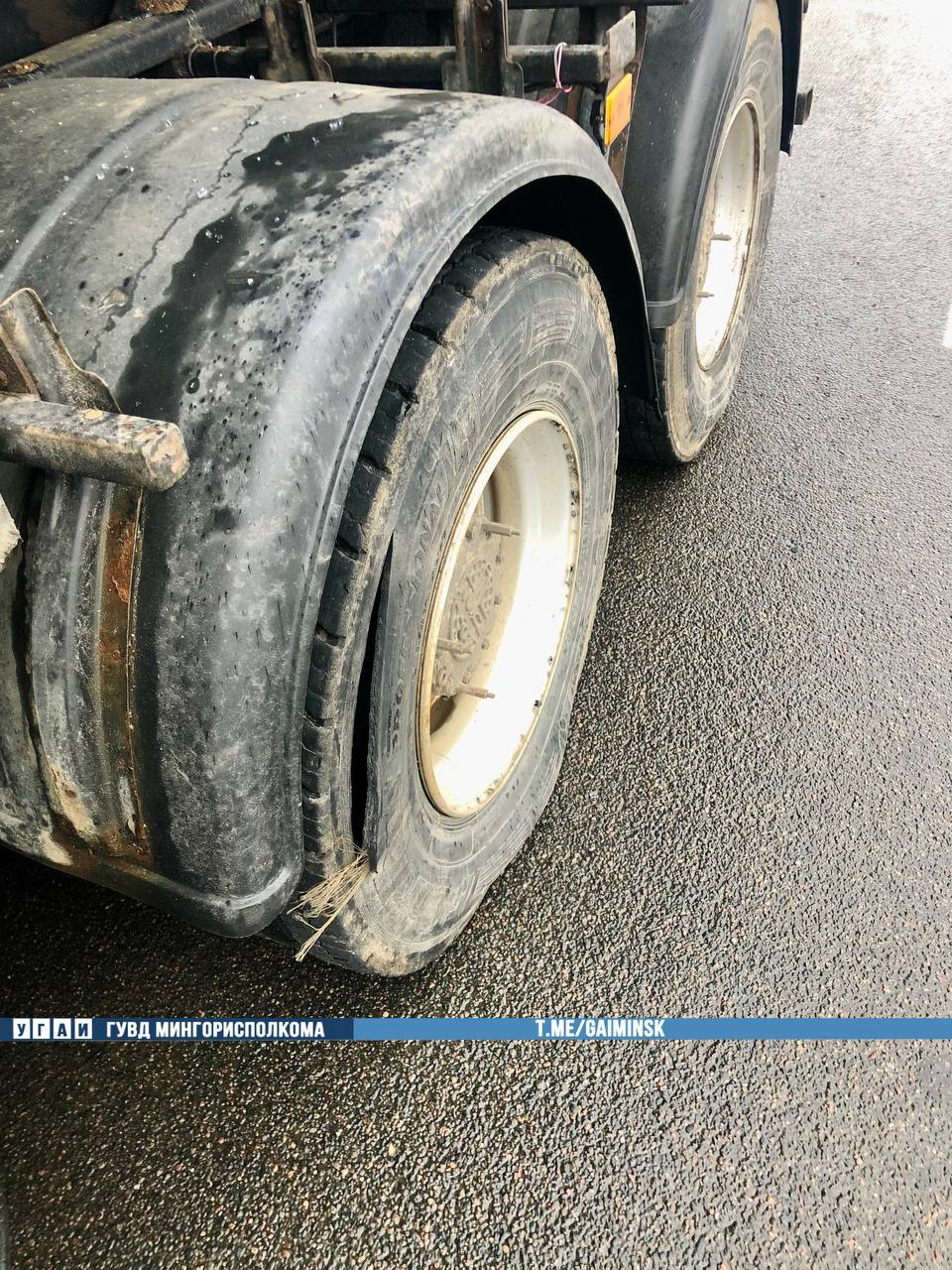 У самосвала в Минске лопнуло колесо, воздухом выбило стекла проезжавшей мимо маршрутки