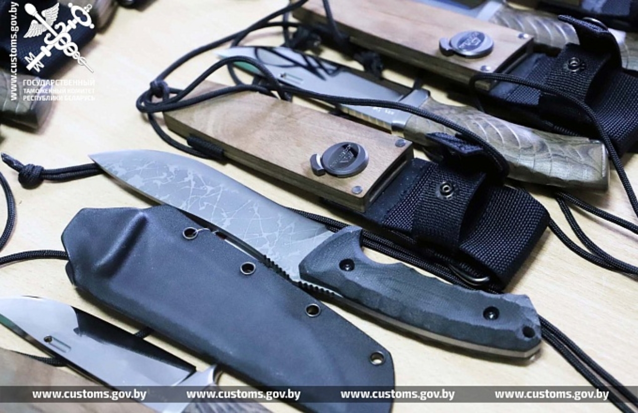 В Беларусь пытались незаконно ввезти более 20 охотничьих ножей