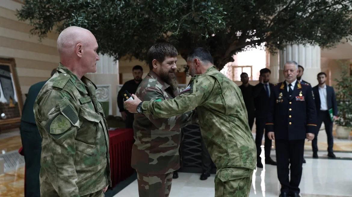 Рамзану Кадырову вручили погоны генерал–лейтенанта Росгвардии