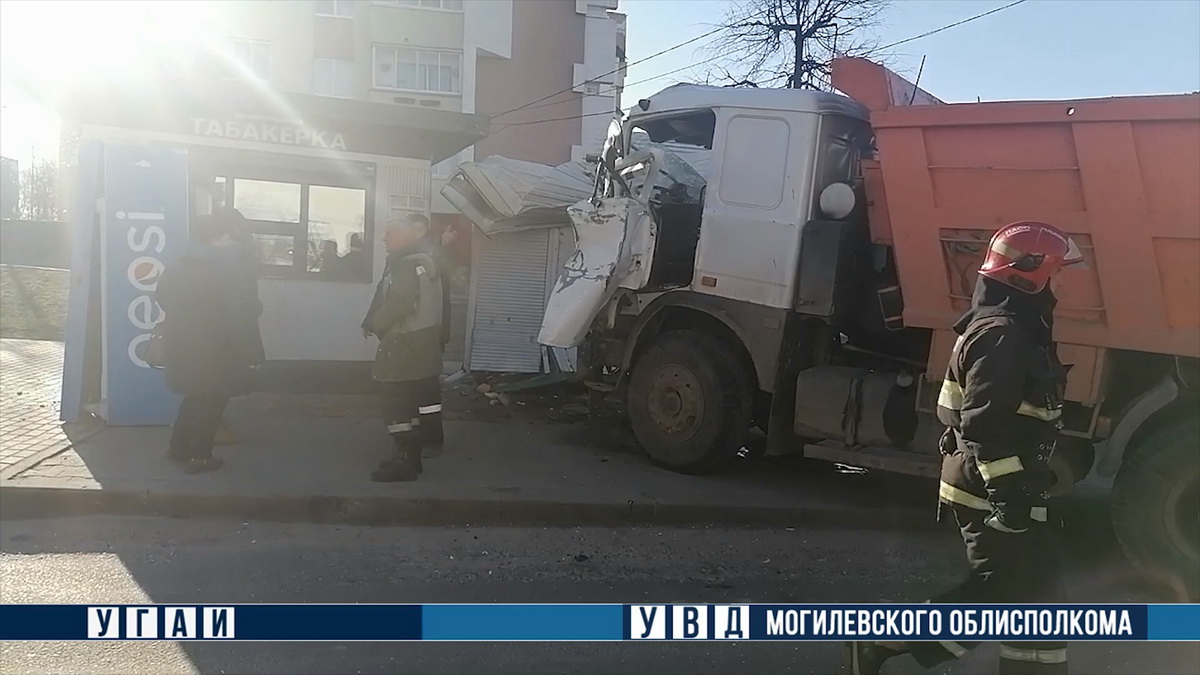 МАЗ въехал в остановку в Могилеве