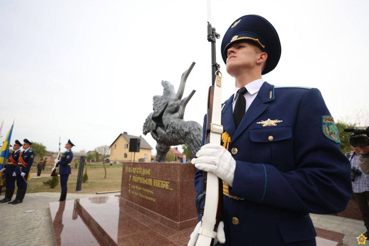 В Барановичах открыли мемориал в честь погибших в прошлом году летчиков