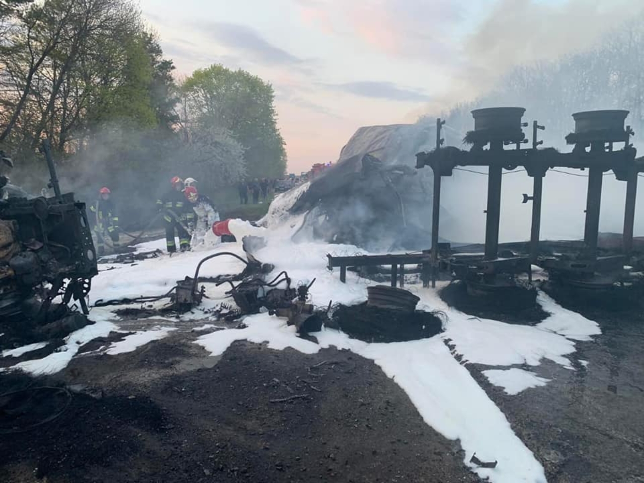 Автобус и бензовоз столкнулись в Ровенской области, погибло 16 человек