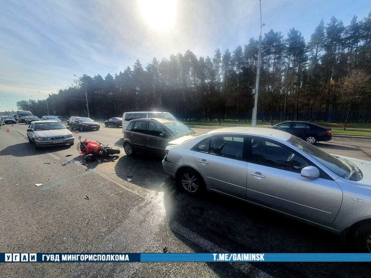 В Минске столкнулись два автомобиля и мотоцикл