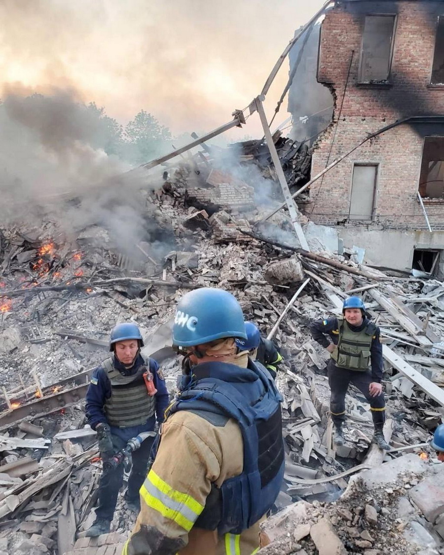 В результате авиаудара по школе на Луганщине могли погибнуть около 60 человек - глава ОВА