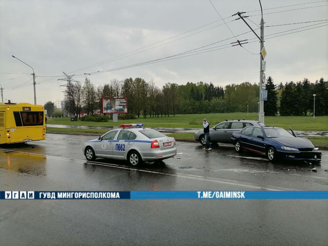 В Минске столкнулись Peugeot и автобус