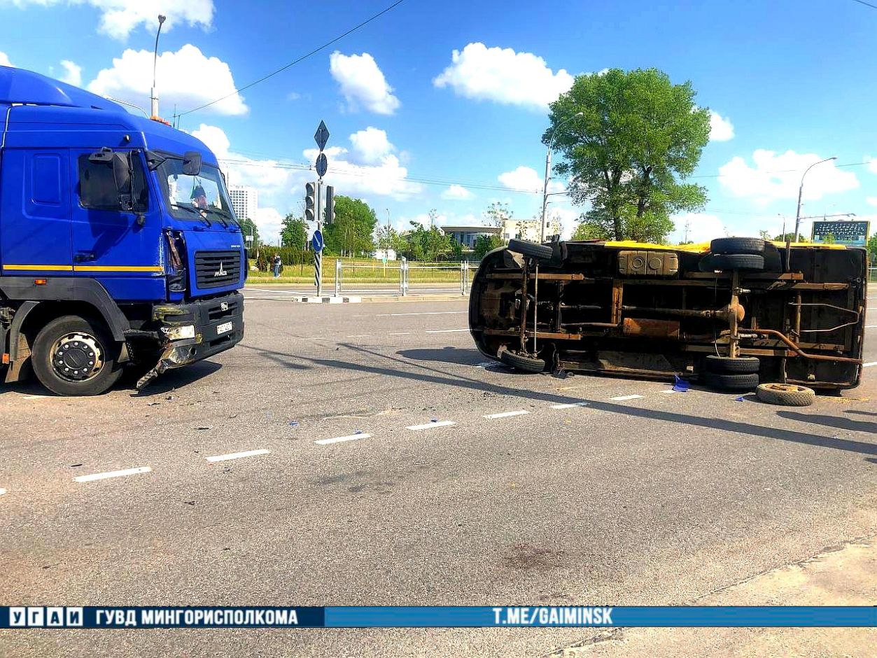 В Минске микроавтобус врезался в МАЗ и перевернулся