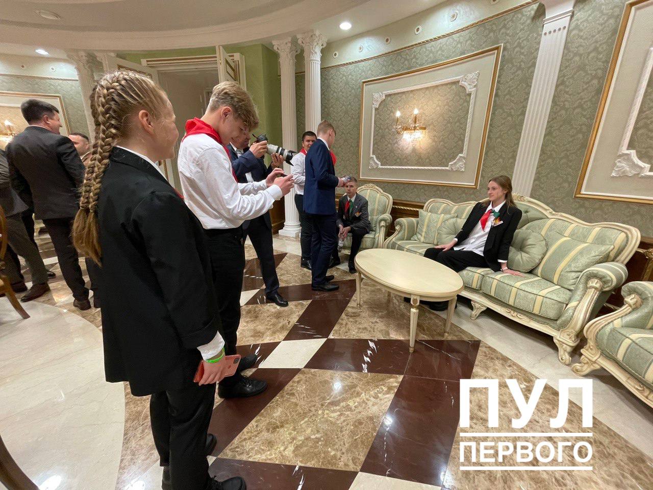 Лукашенко позвал пионеров во дворец