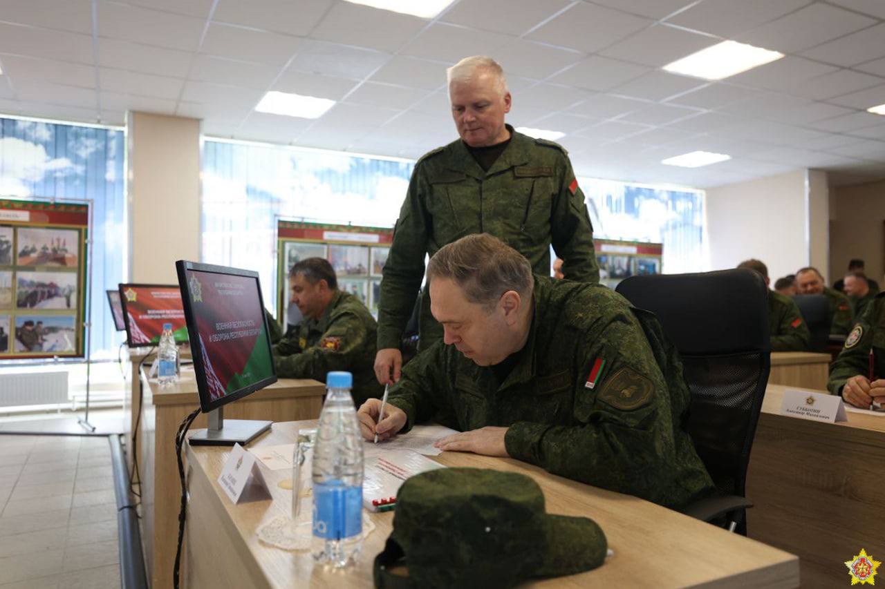 Каранику дали примериться к истребителю - фотофакт