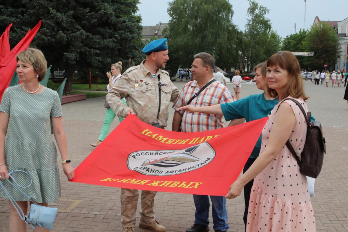 Люди с плакатами "Z - cвоих не бросаем" и "Офицеры России" возложили цветы к памятнику в Бобруйске - фотофакт