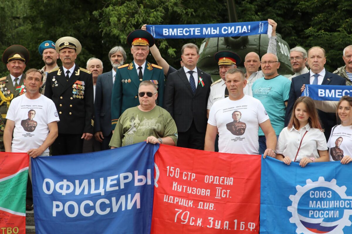 Люди с плакатами "Z - cвоих не бросаем" и "Офицеры России" возложили цветы к памятнику в Бобруйске - фотофакт
