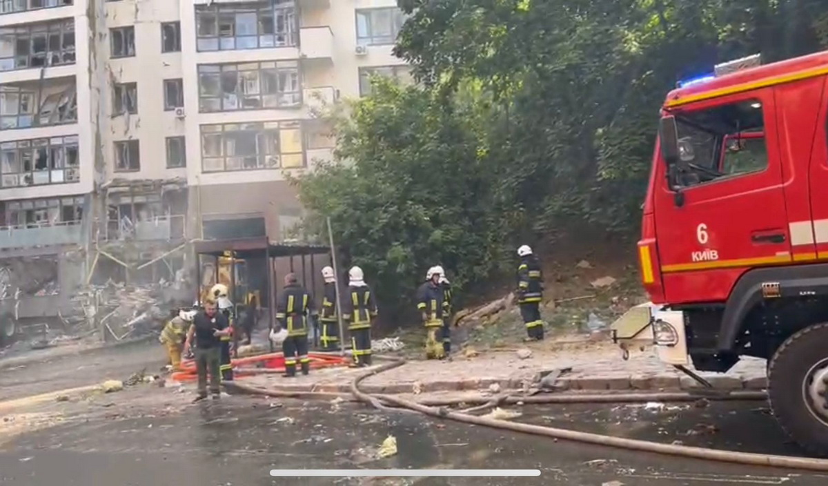 1 человек погиб и 4 ранены в результате удара по киевской многоэтажке