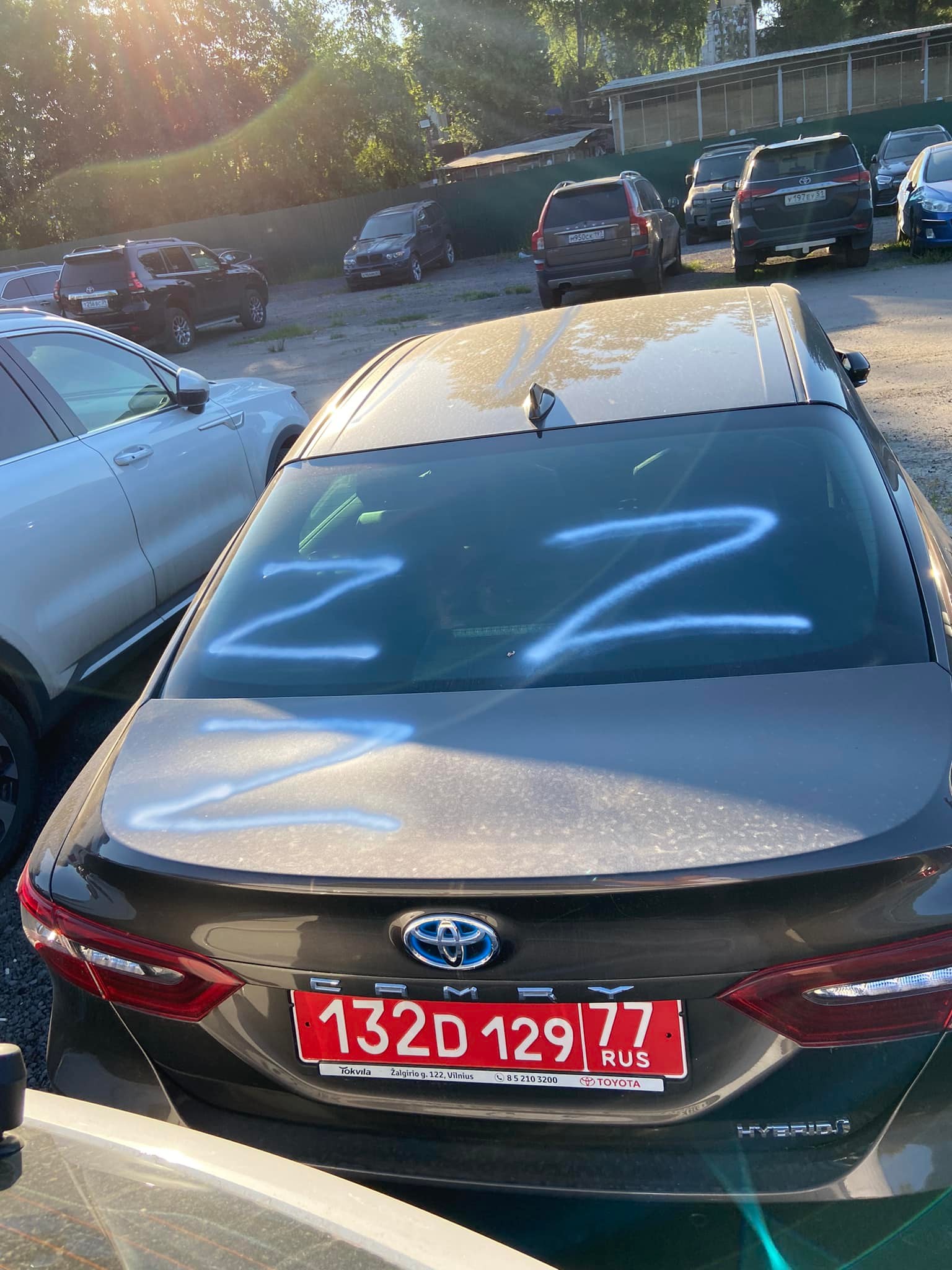 Машину сотрудника литовского посольства на платной парковке в Москве изрисовали буквой "Z"