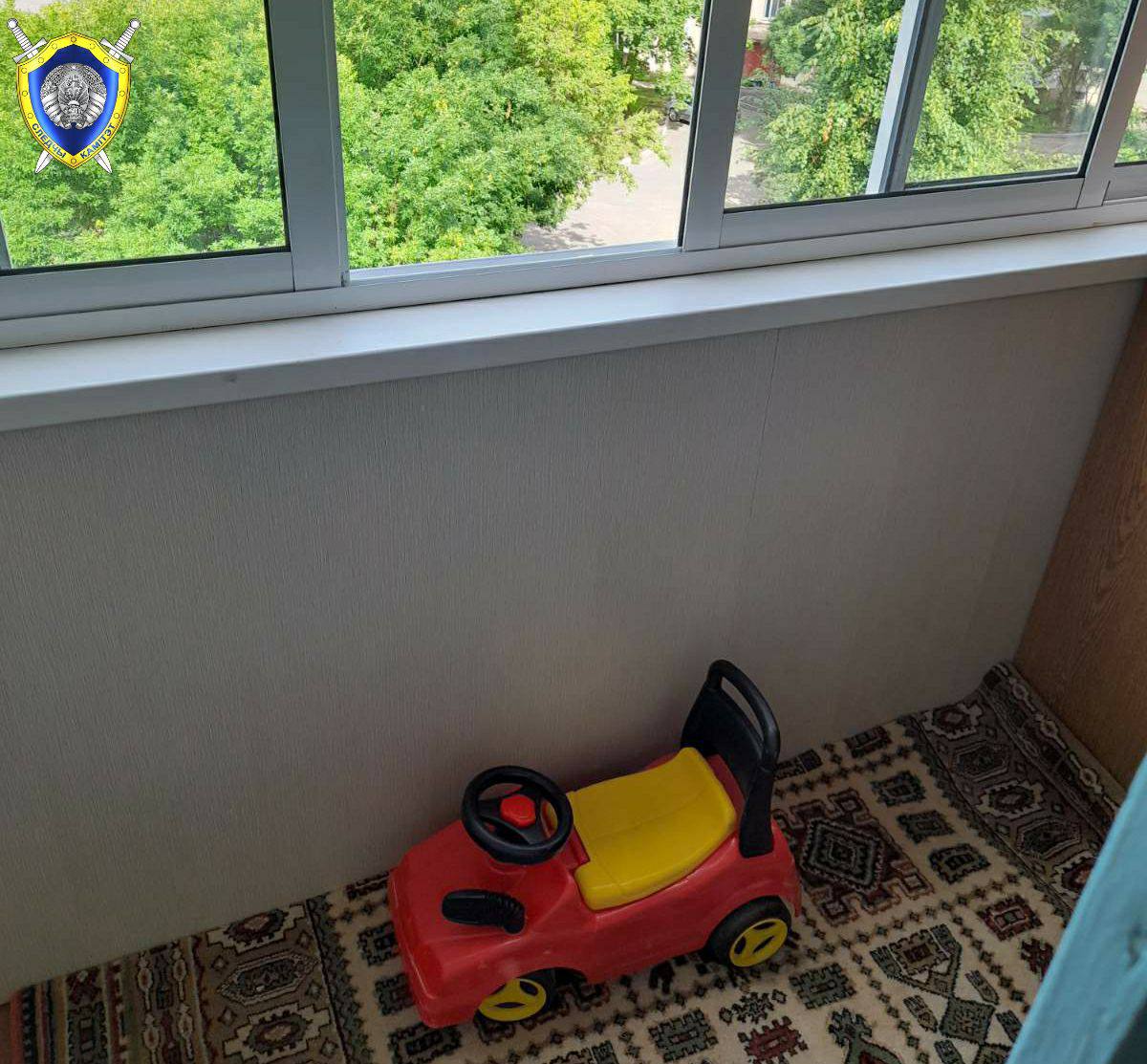 Из окна квартиры на пятом этаже в Полоцке выпал годовалый ребенок