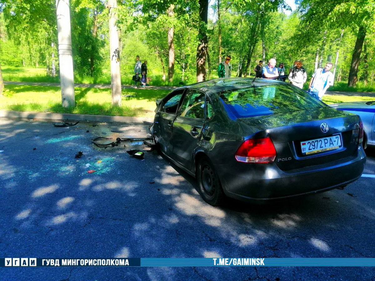 Volkswagen протаранил столб в Минске