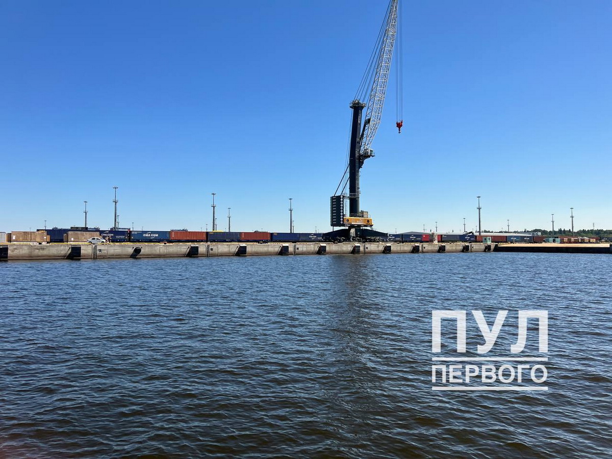 Лукашенко на катере ознакомился со строительством беларусского порта в Бронке