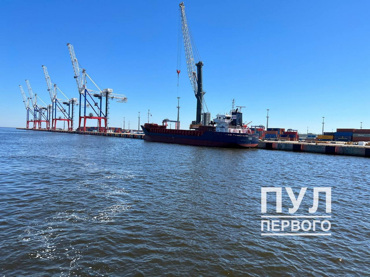 Лукашенко на катере ознакомился со строительством беларусского порта в Бронке