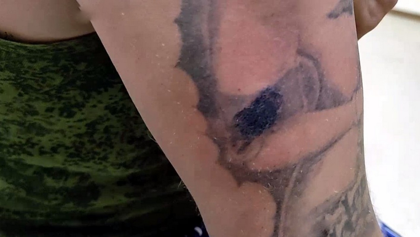 Силовики заставили мужчину "исправлять" татуировку на камеру