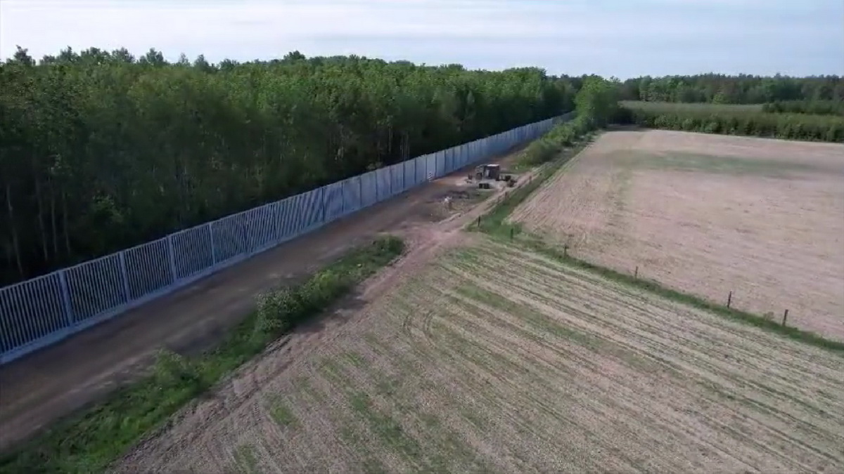 Погранохрана Польши начала приемку забора на границе с Беларусью