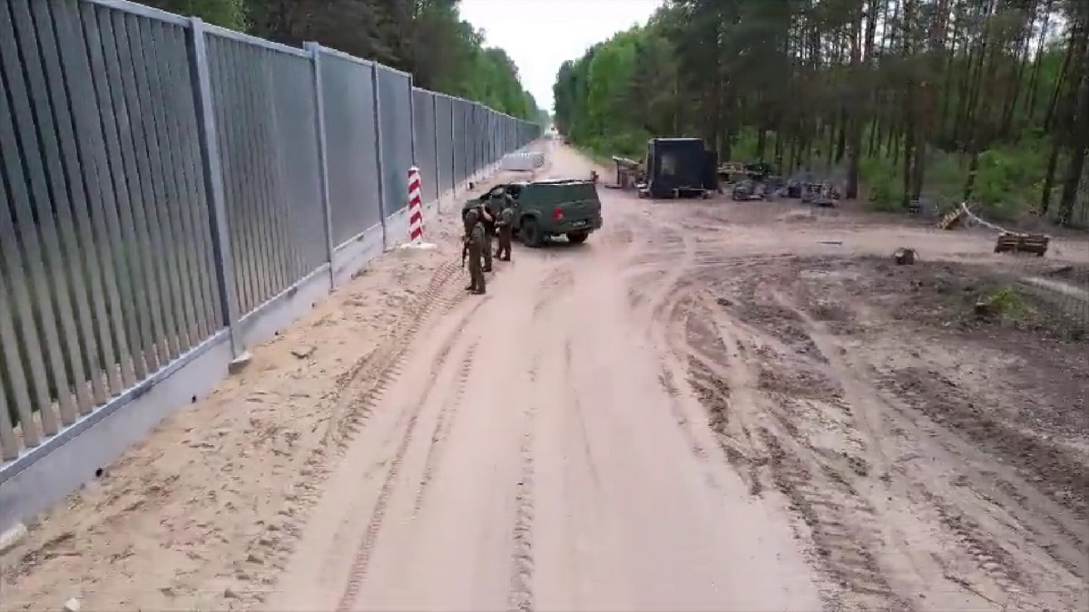 Погранохрана Польши начала приемку забора на границе с Беларусью
