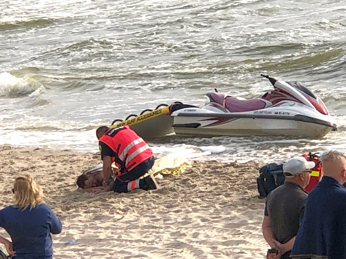 В море нашли мужчину. Купаться в море. Спасение на море. Мужчина на море.