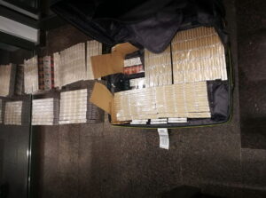 Беларус пытался провезти в Литву 6 чемоданов с сигаретами