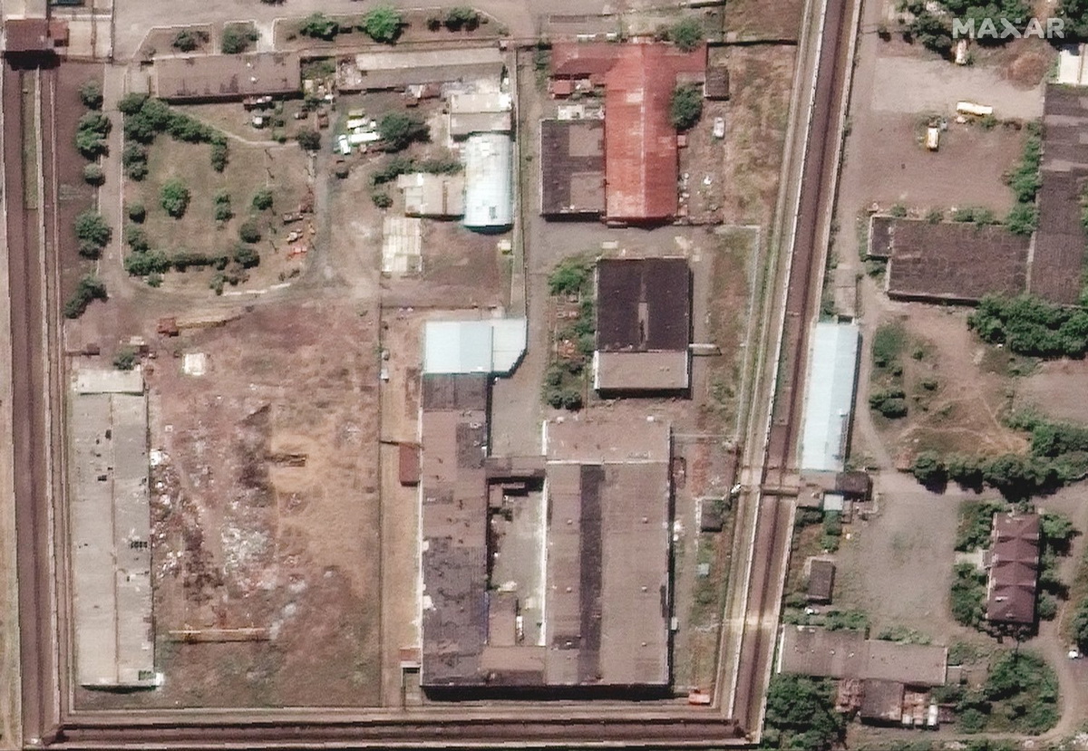 Спутниковые снимки показывают повреждения одного корпуса в Еленовке