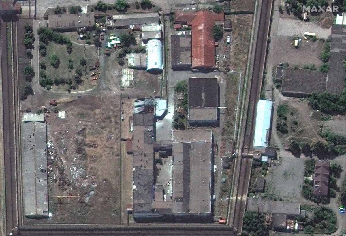Спутниковые снимки показывают повреждения одного корпуса в Еленовке
