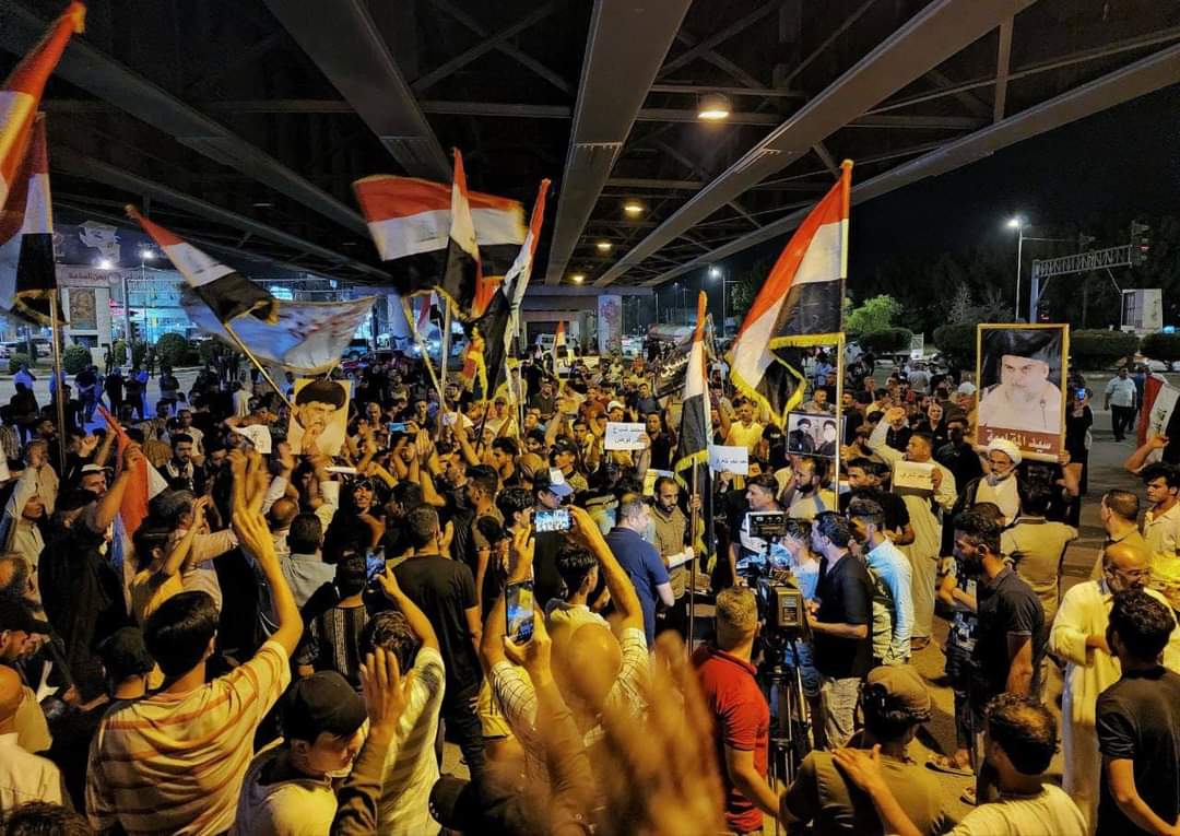 Сотни демонстрантов ворвались в здание парламента в Ираке, протестуя против назначения премьер-министра