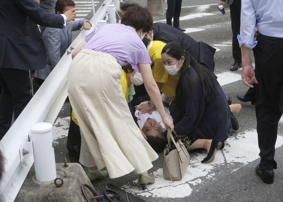 Бывший премьер Японии Синдзо Абэ тяжело ранен в результате покушения