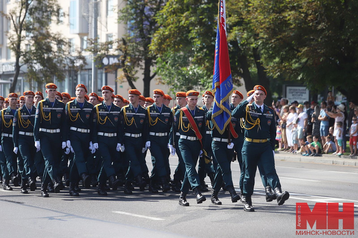 В Минске проходит парад спасателей - фотофакт