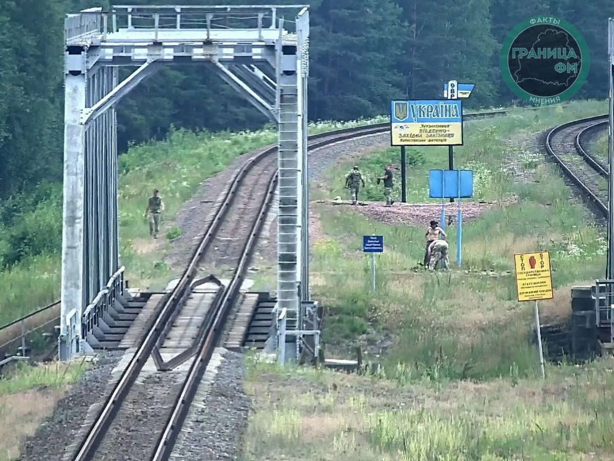 Украинские военные минируют границу с Беларусью - видеофакт
