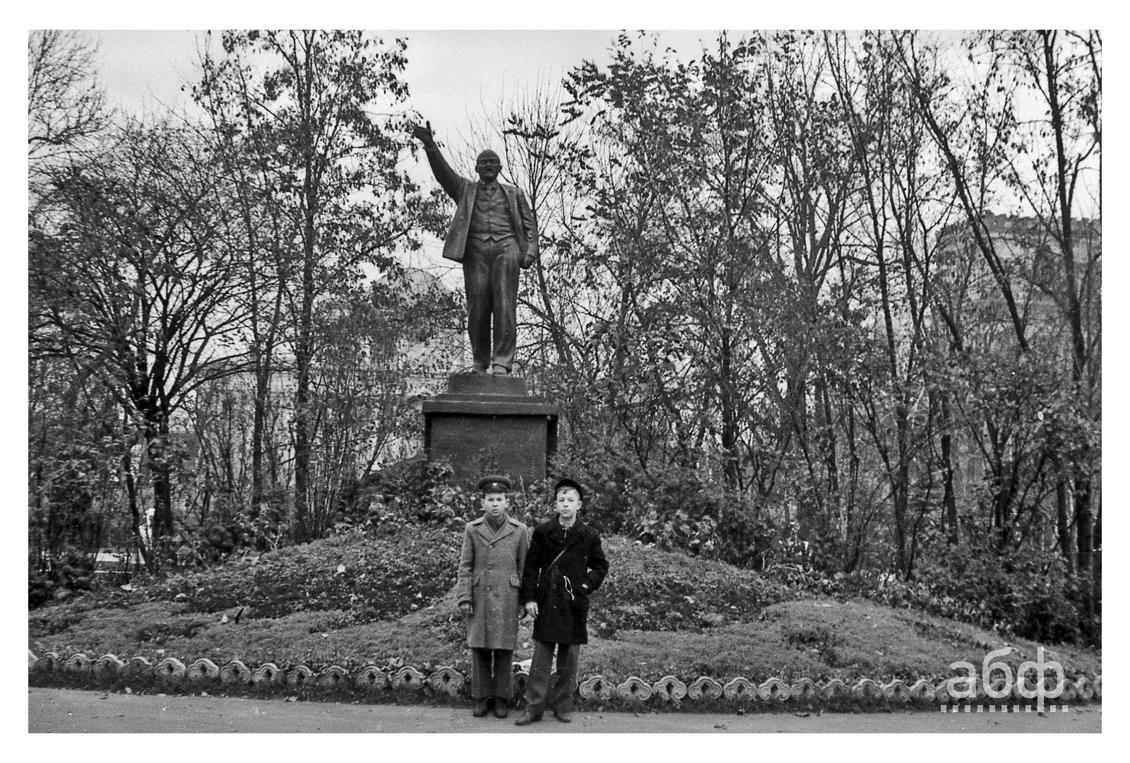 Ленин, Девушка с веслом, "Мирный атом": на фоне каких монументов фотографировались беларусы семьдесят лет назад?
