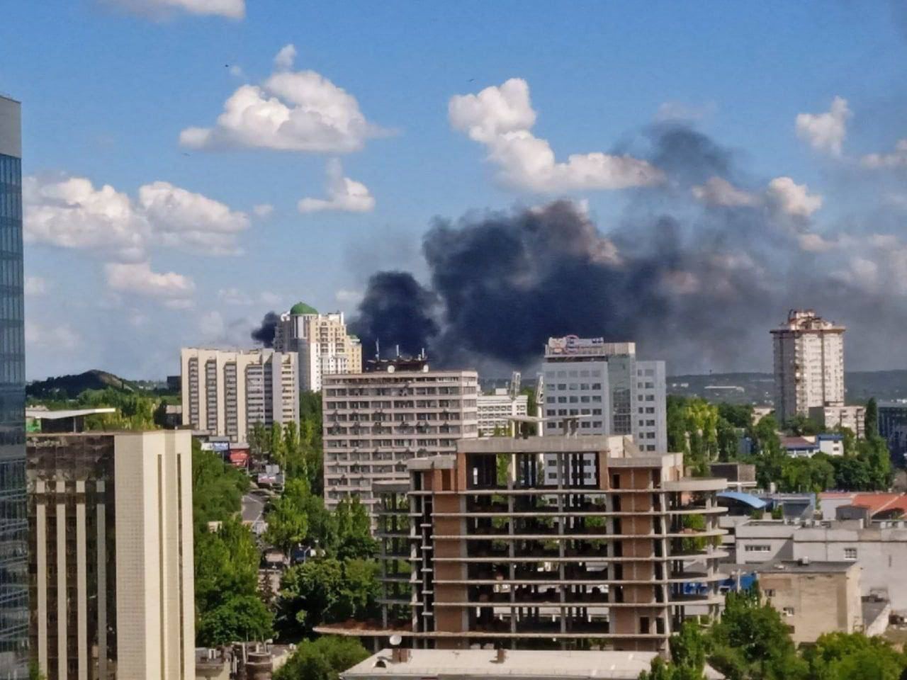 В Донецке обстреляли здание администрации Пушилина