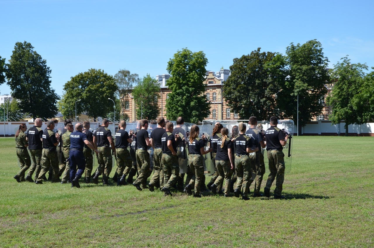 Польские пограничники на беларусской границе учатся пользоваться щитами
