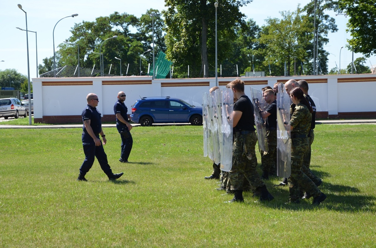 Польские пограничники на беларусской границе учатся пользоваться щитами