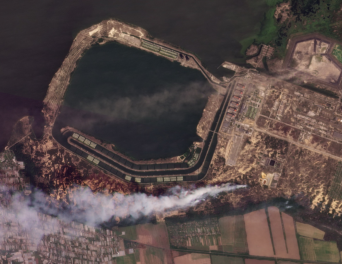 Опубликованы спутниковые снимки, на которых видны пожары и дым у Запорожской АЭС