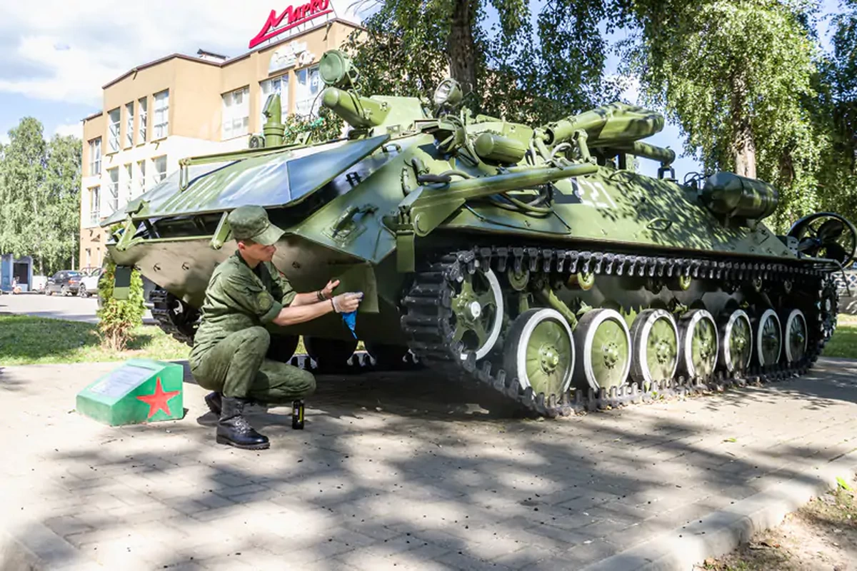 В Борисове поцарапали военную технику музея под открытым небом