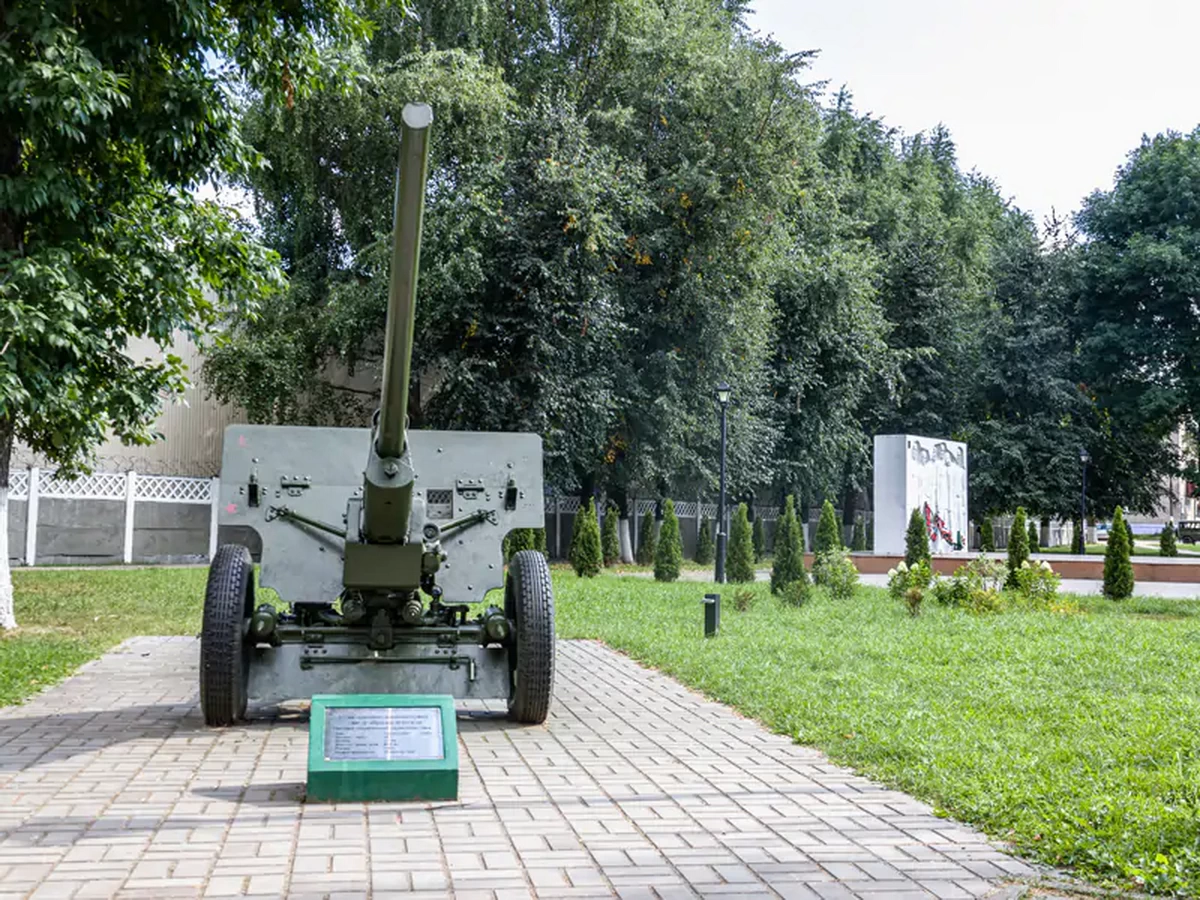 В Борисове поцарапали военную технику музея под открытым небом