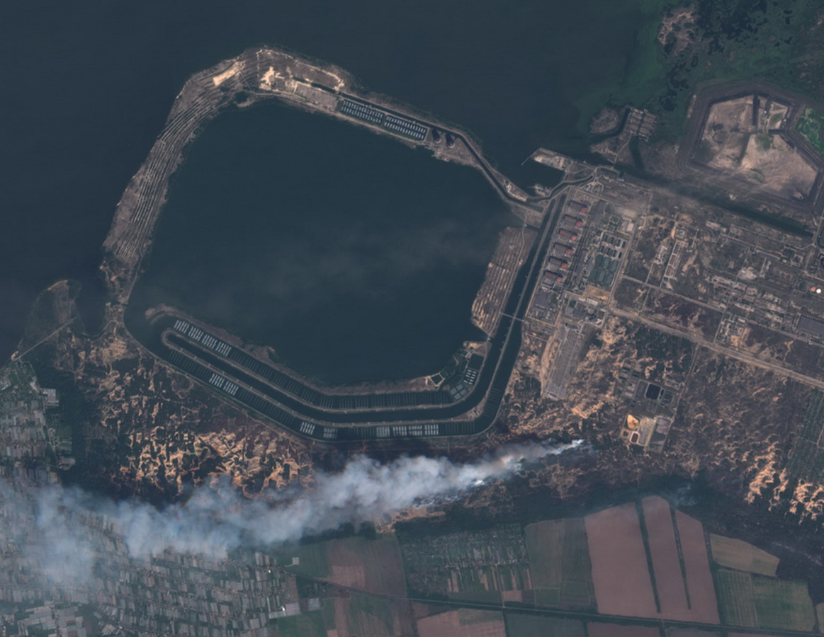 Опубликованы спутниковые снимки, на которых видны пожары и дым у Запорожской АЭС