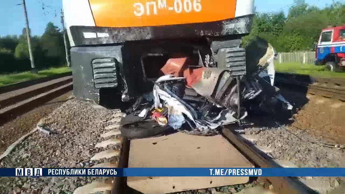 Поезд бизнес-класса Брест - Минск протаранил легковушку на станции Коссово-Полесское. Затруднено движение