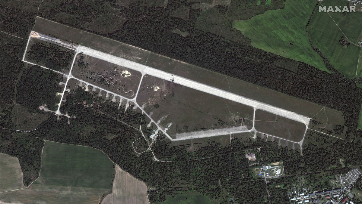Maxar опубликовал снимки аэродрома "Зябровка", где слышали взрывы